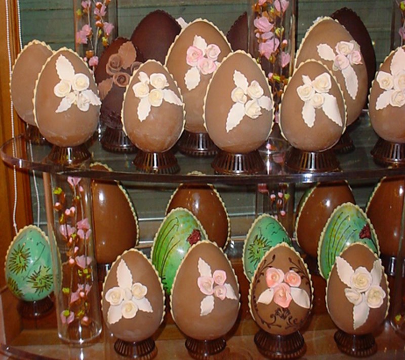 SWEET DOVES AND CHOCOLATE EGGS